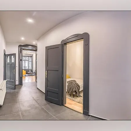Spacious 2Br Luxury Apartment In Downtown Budapest - Ora